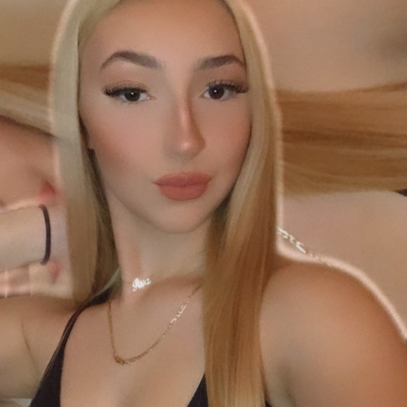 Meet your Posher, Ava - Picture 1 of 2